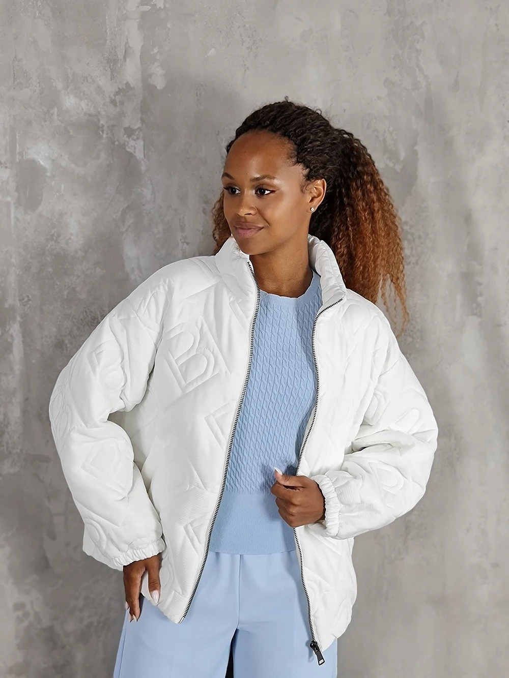 Куртка Barbara Alvisi с буквами и высокой молнией белая, фотография №1