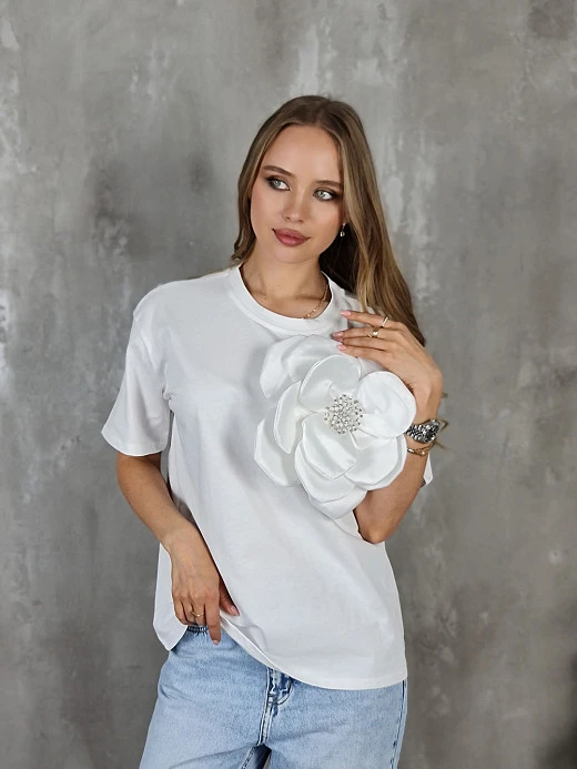 Футболка MOCHY с большим широким цветком брошью белая