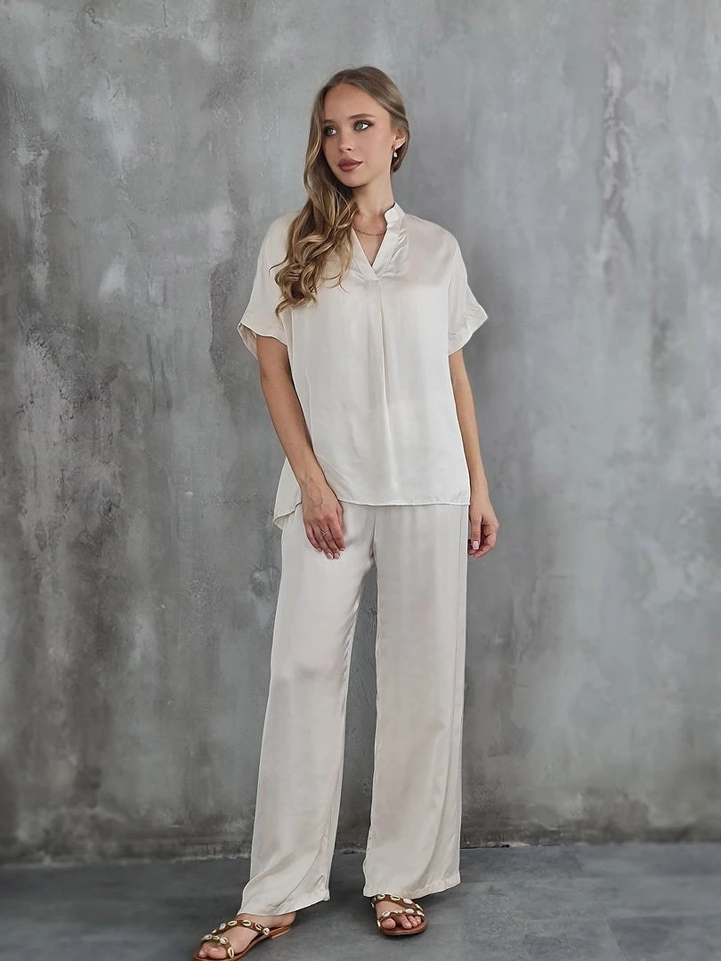 Костюм CLOTHÉ атласный блузка с V-образным вырезом и брюки кремовый