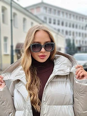 Пальто Rinascimento утеплённое с капюшоном и накладными карманами золотое, фотография №4