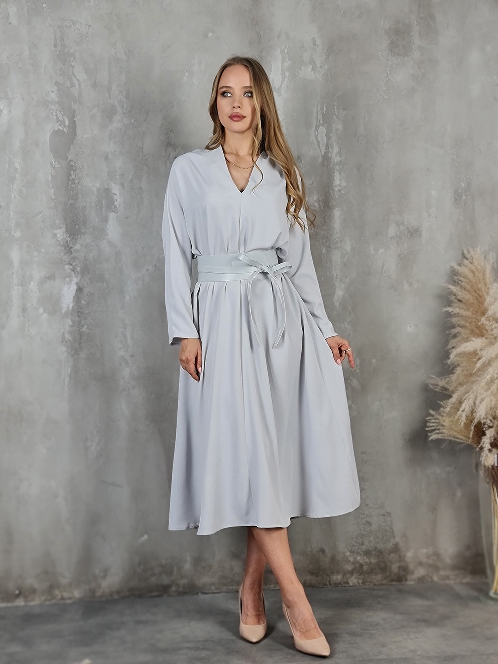 Платье Imperial свободное с широким поясом серое , фотография №1