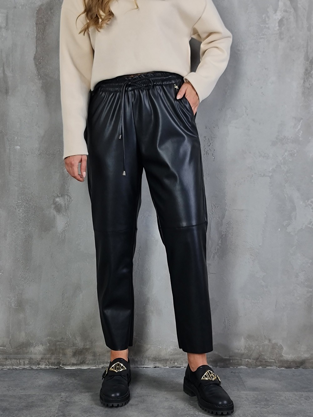 Брюки Souvenir джоггеры из экокожи с завязками чёрные, фотография №1