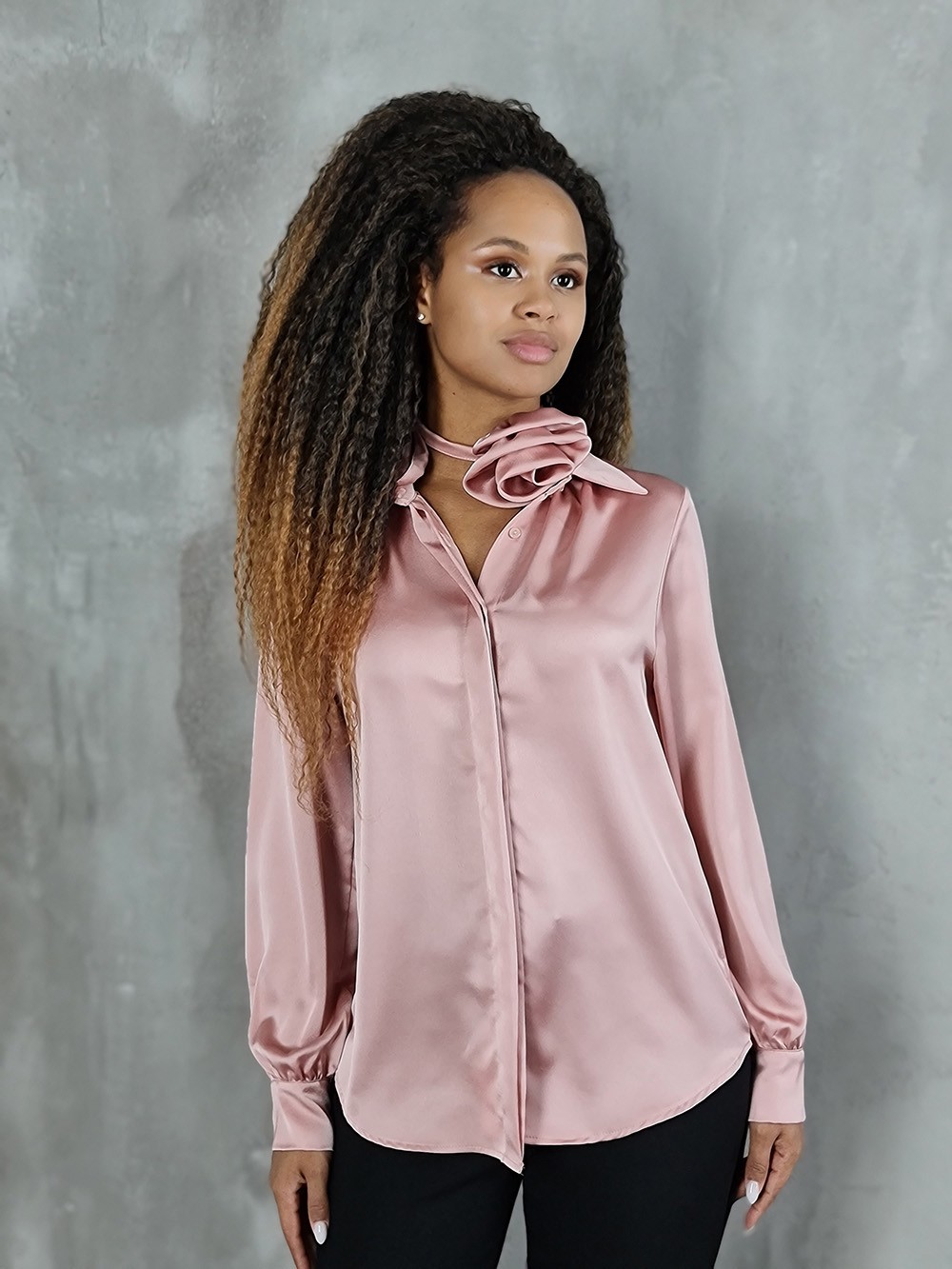 Блузка Angela Davis атласная с украшением на шею "Роза" розовая, фотография №1