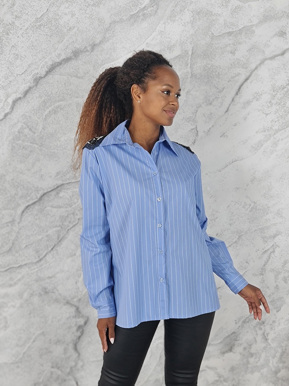 Рубашка MIHO'S с украшениями на плечах в полоску голубая, фотография №1