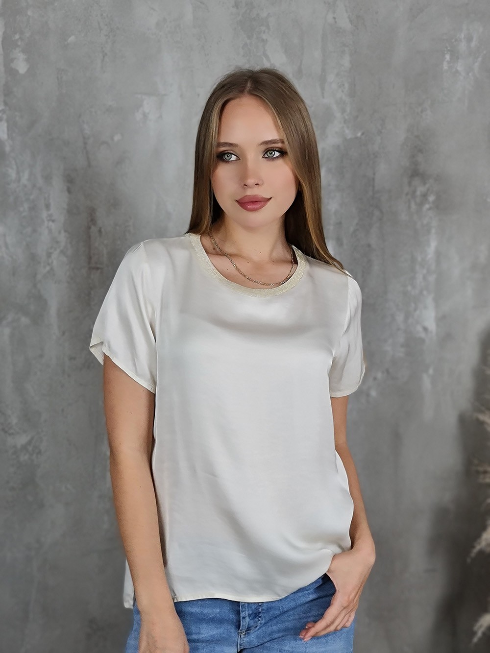 Футболка Maryley с золотым воротом молочная, фотография №1