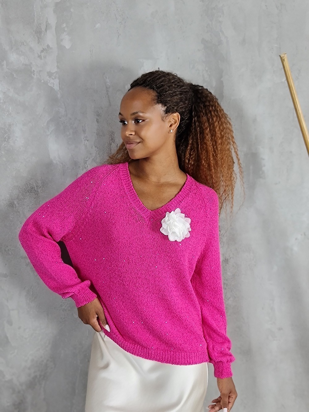 Джемпер Kontatto с пайетками и белой брошкой фуксия, фотография №1
