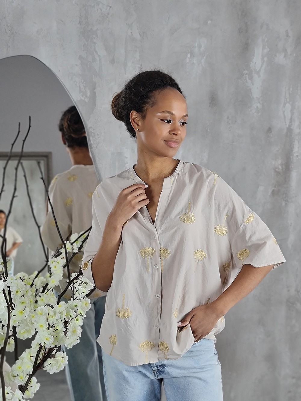 Рубашка Vicolo воздушная с заявязками с вышитыми пальмами бежевая, фотография №1