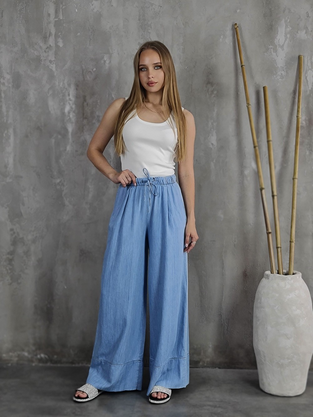 Брюки MIHO'S свободные джинсовые на резинке светло-голубые, фотография №1
