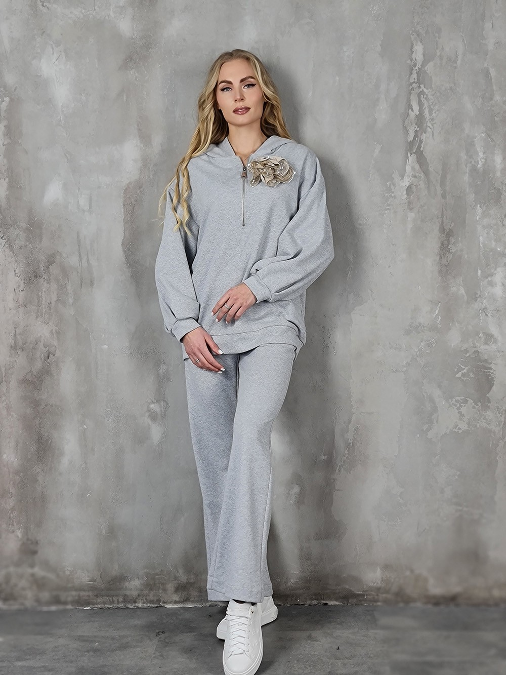 Костюм Maryley с брошью в виде цветка серый, фотография №1