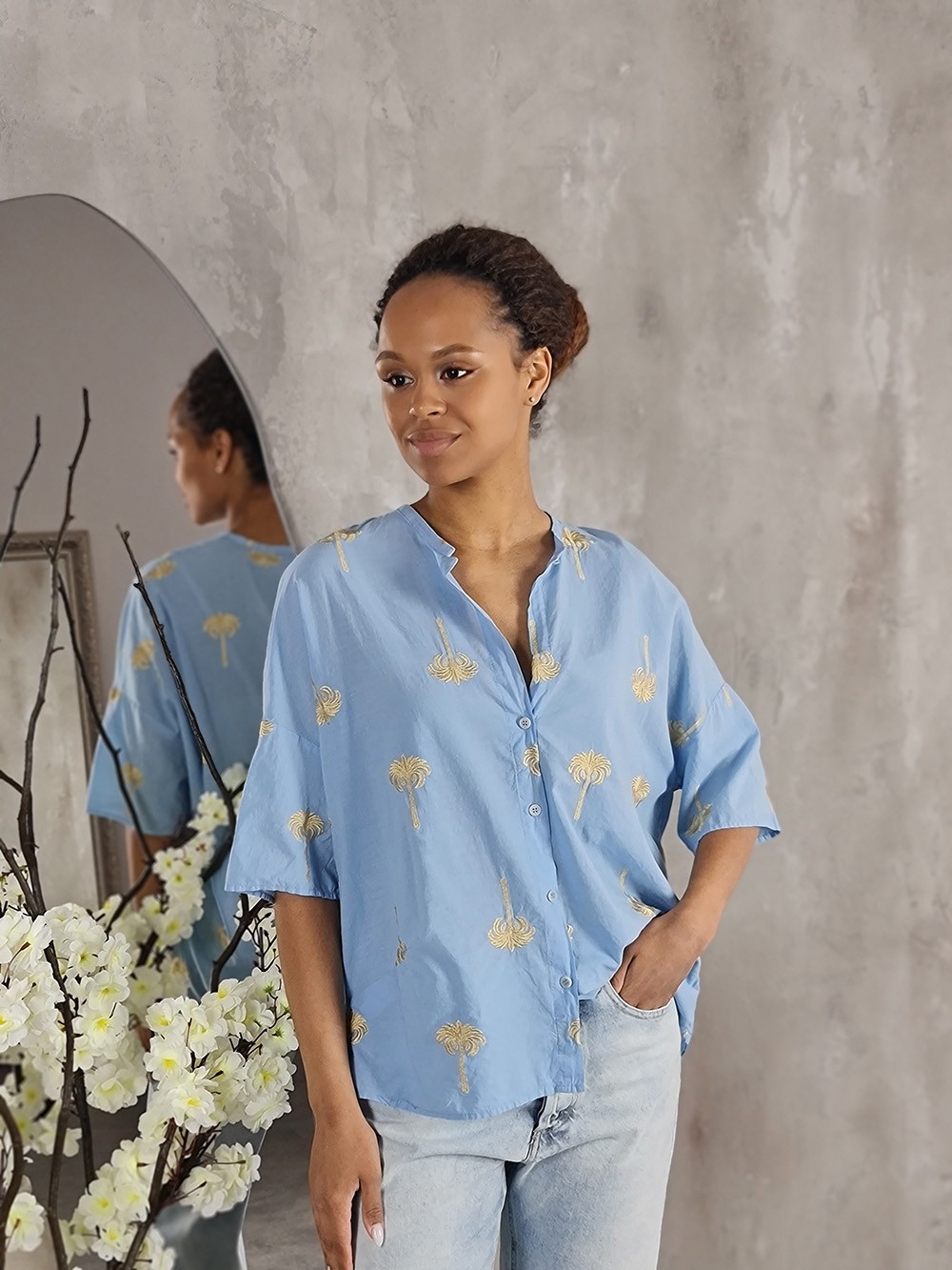 Рубашка Vicolo воздушная с заявязками с вышитыми пальмами голубая, фотография №1
