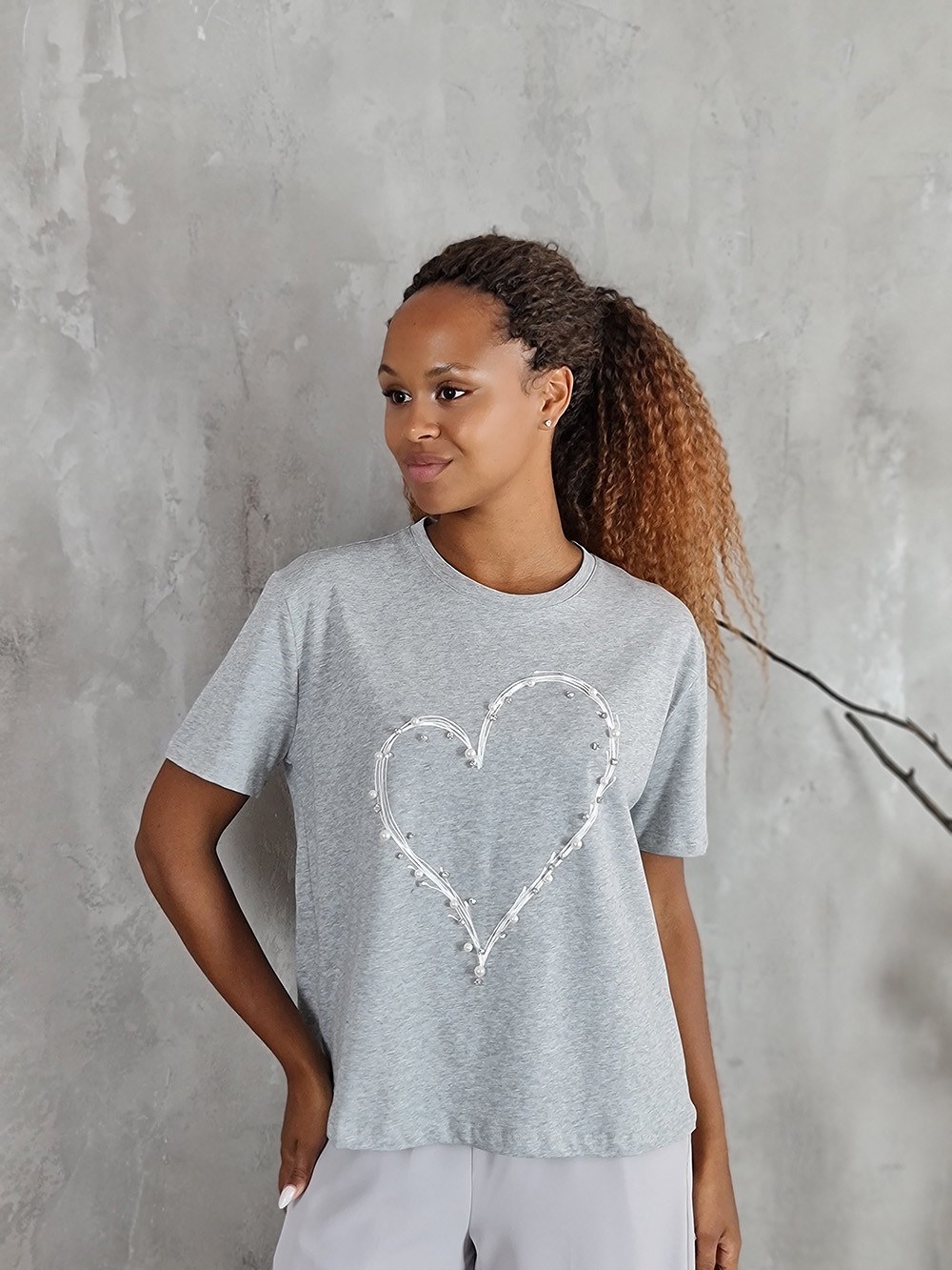 Футболка Lumina с сердечком из камушек на груди серая, фотография №1