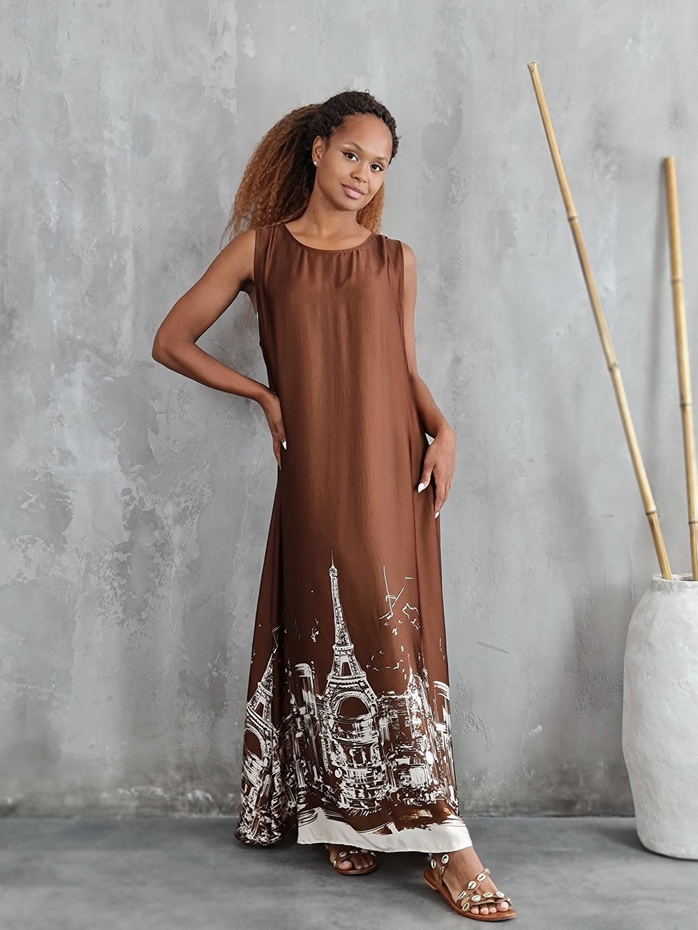 Платье MIHO'S с принтом Парижа на подоле шоколад, фотография №1