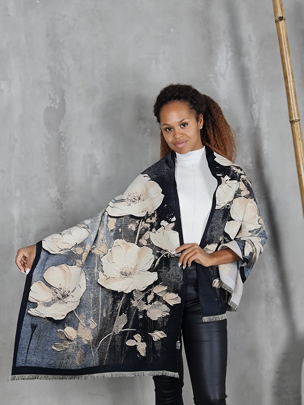 Палантин Katier с белым цветком серый , фотография №1