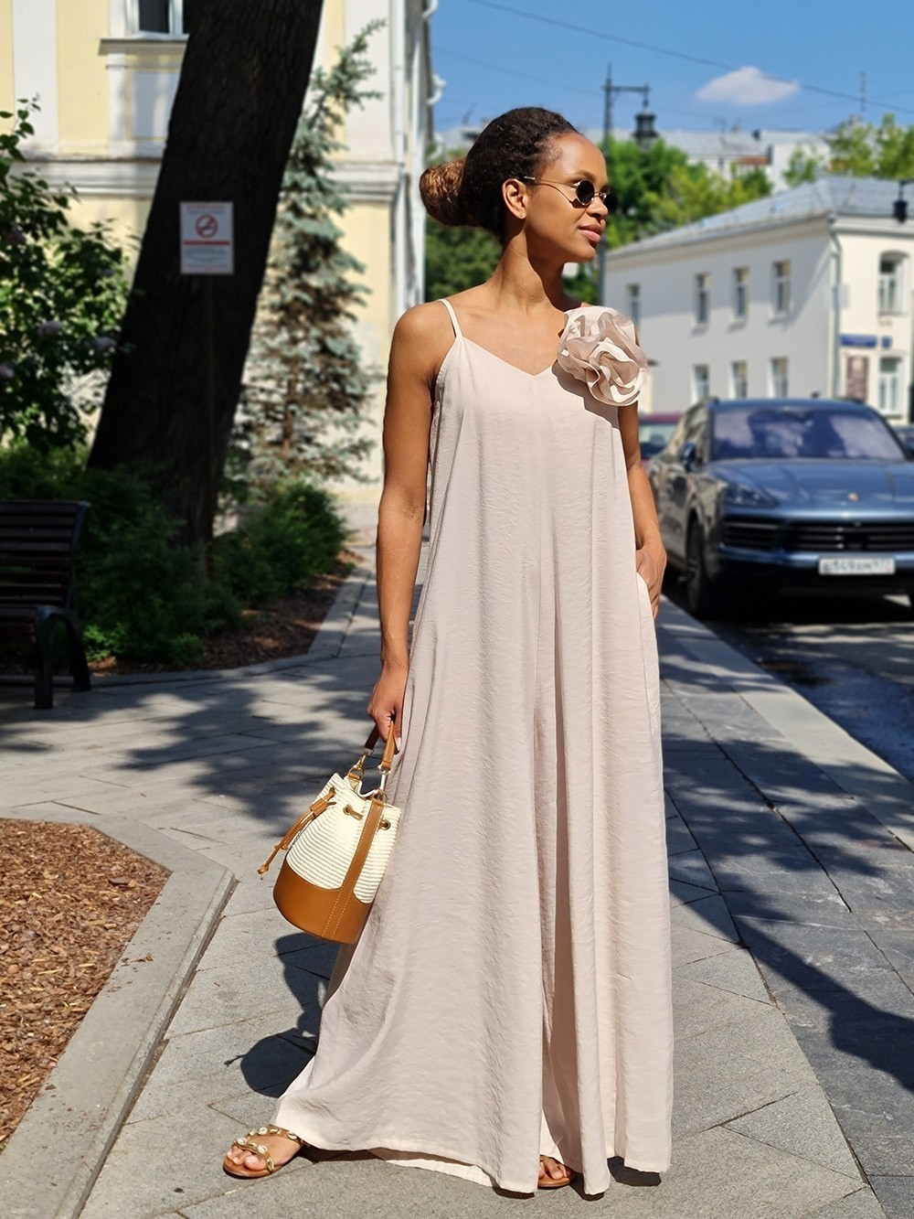 Комбинезон Motel на тонких лямках с брошью бежевый, фотография №1