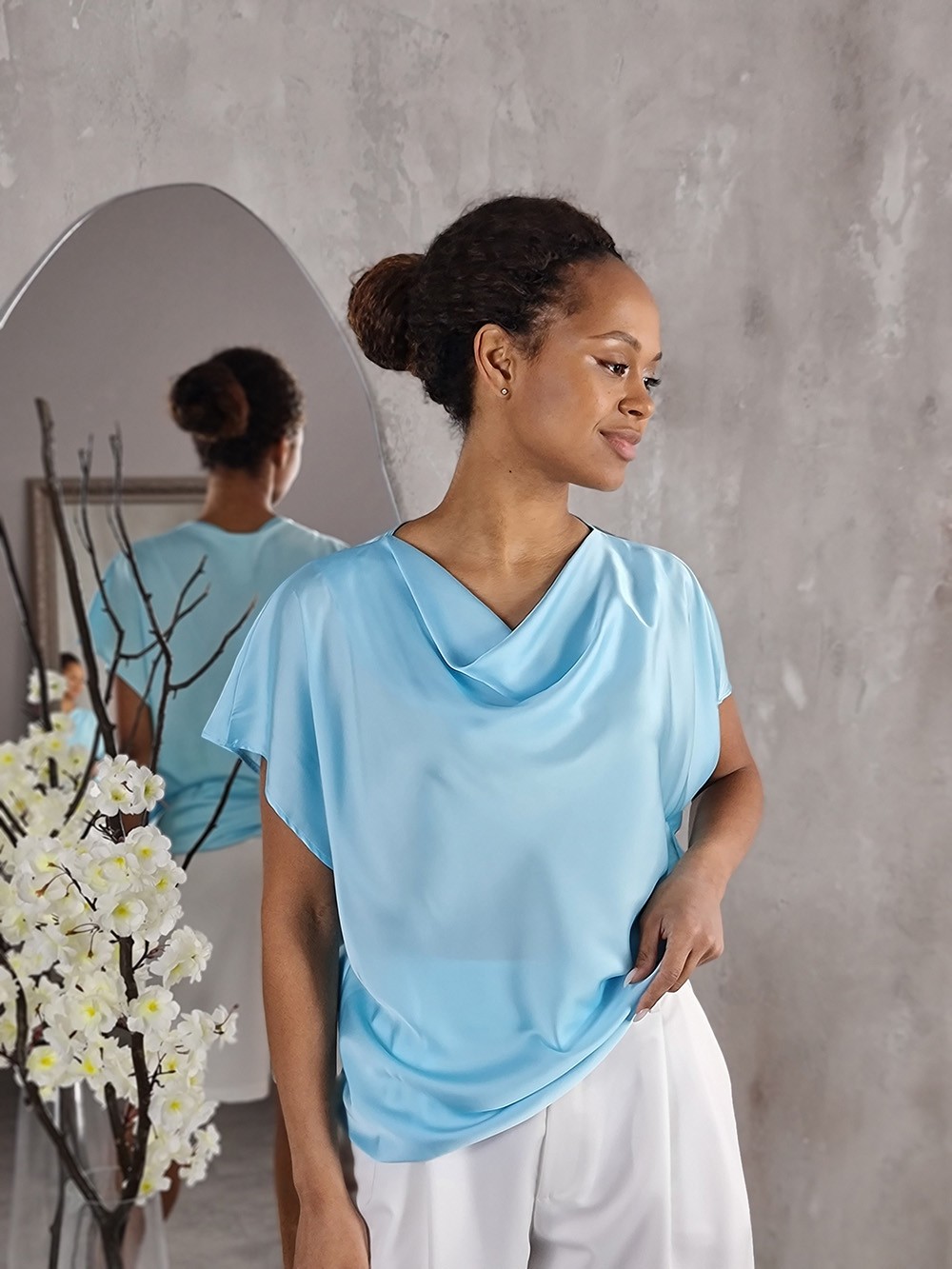 Блузка Imperial со сборкой на декольте атласная голубая, фотография №1