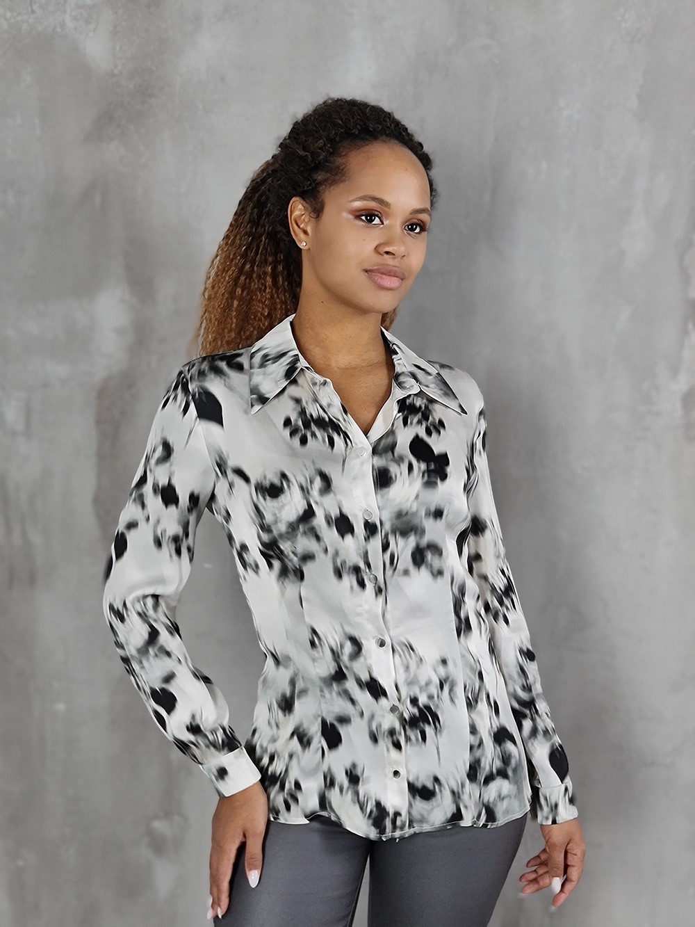 Блузка Imperial атласная с принтом "Пятна" белая/чёрная, фотография №1