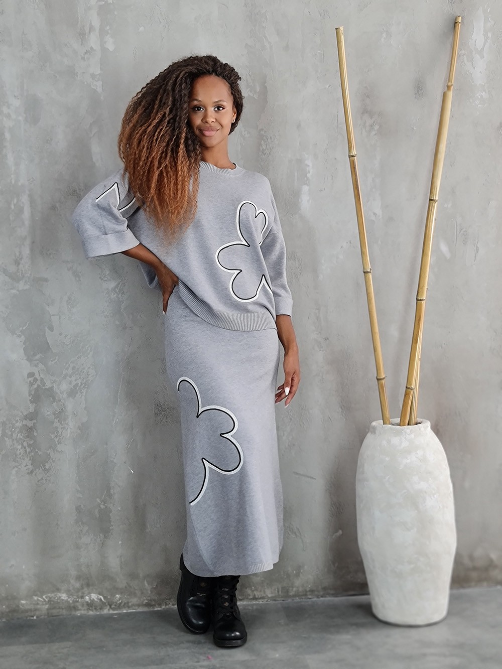 Костюм BEAUTY WOMEN джемпер с вышивкой и юбка серый, фотография №1