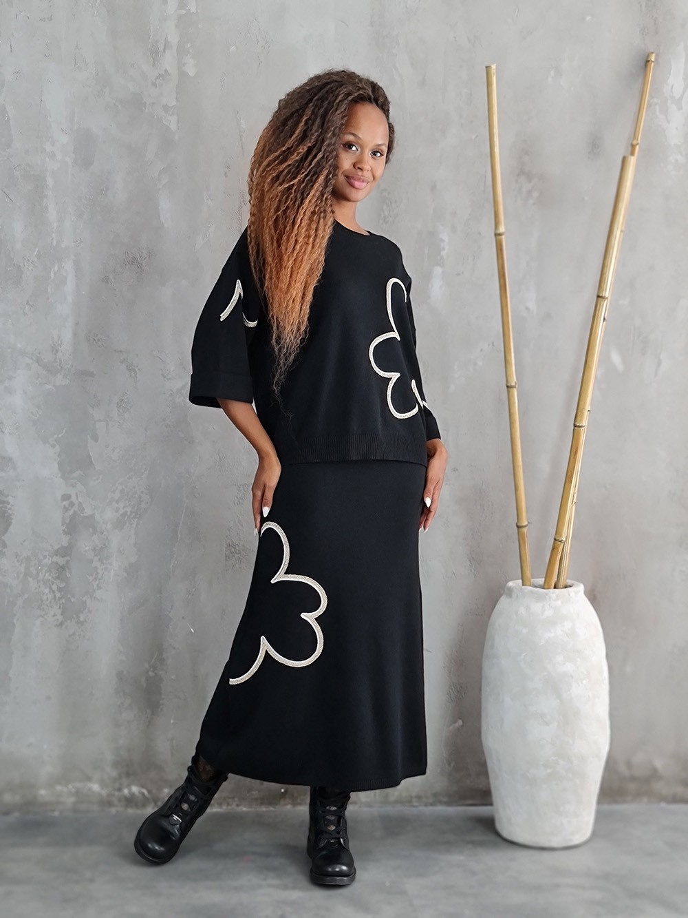 Костюм BEAUTY WOMEN джемпер с вышивкой и юбка черный, фотография №1
