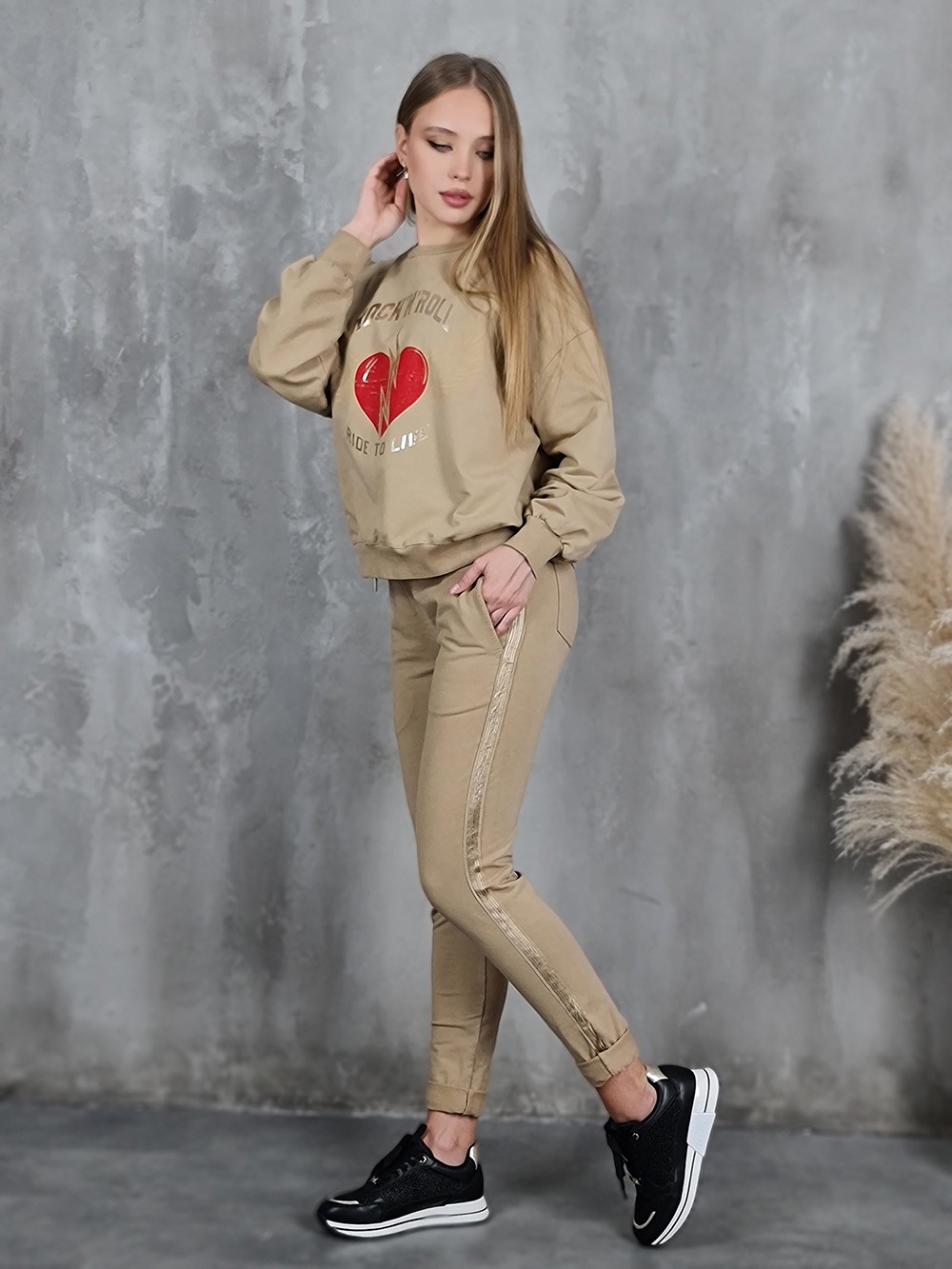 Костюм Naiif свитшот с принтом сердце и брюки песочный, фотография №1