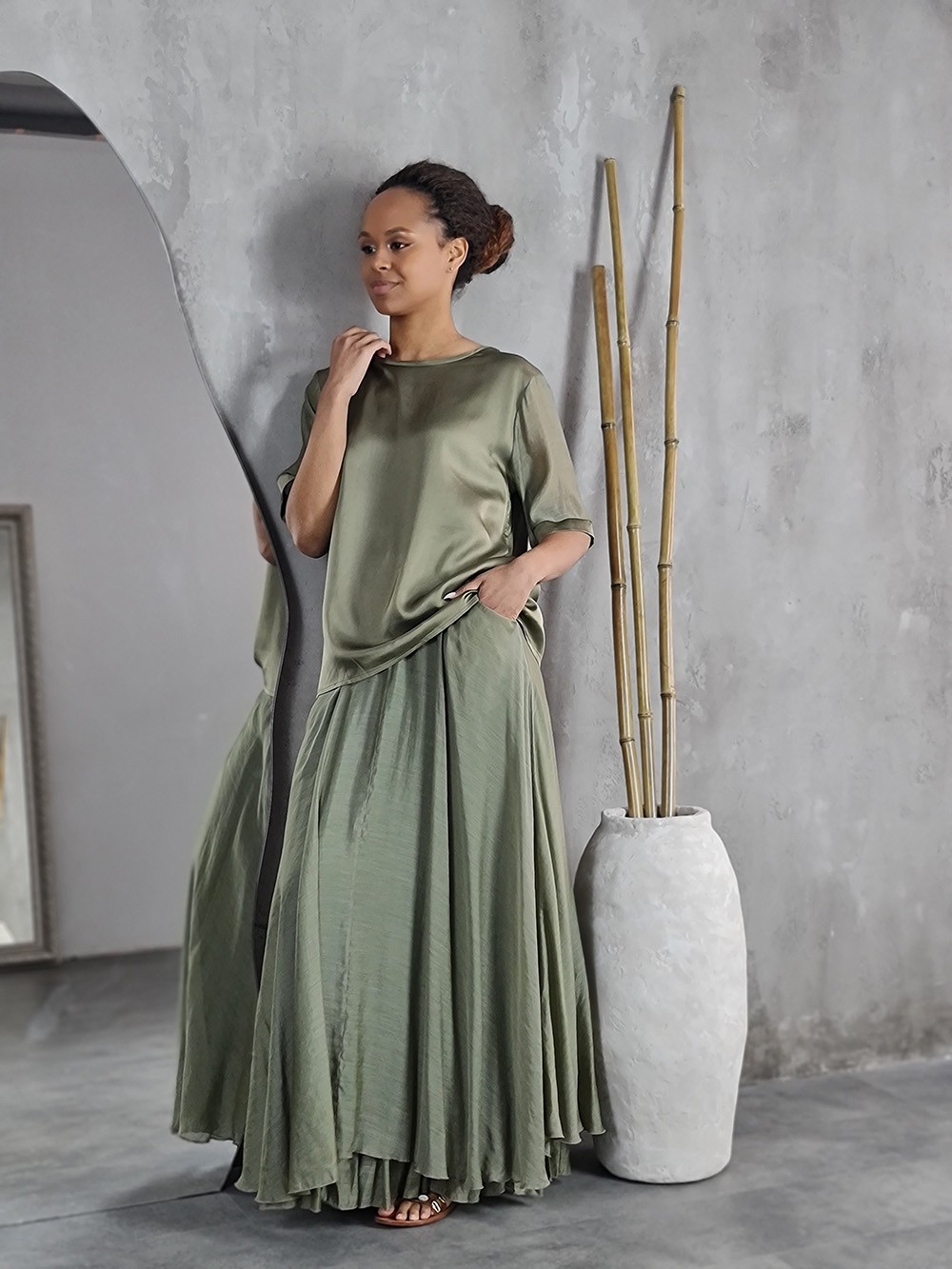 Костюм CLOTHÉ футболка с прозрачными рукавами и юбка хаки, фотография №1