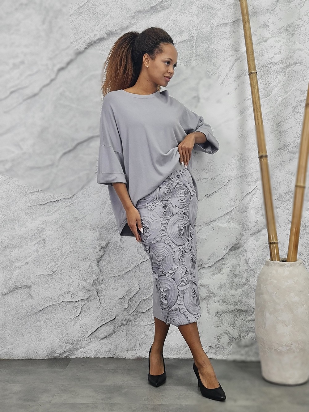 Костюм BEAUTY WOMEN джемпер и юбка с объемными цветами серый, фотография №1