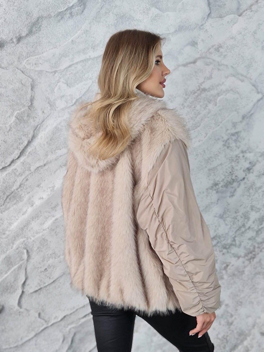 Куртка Vicolo с мехом и капюшоном бежевая, фотография №5