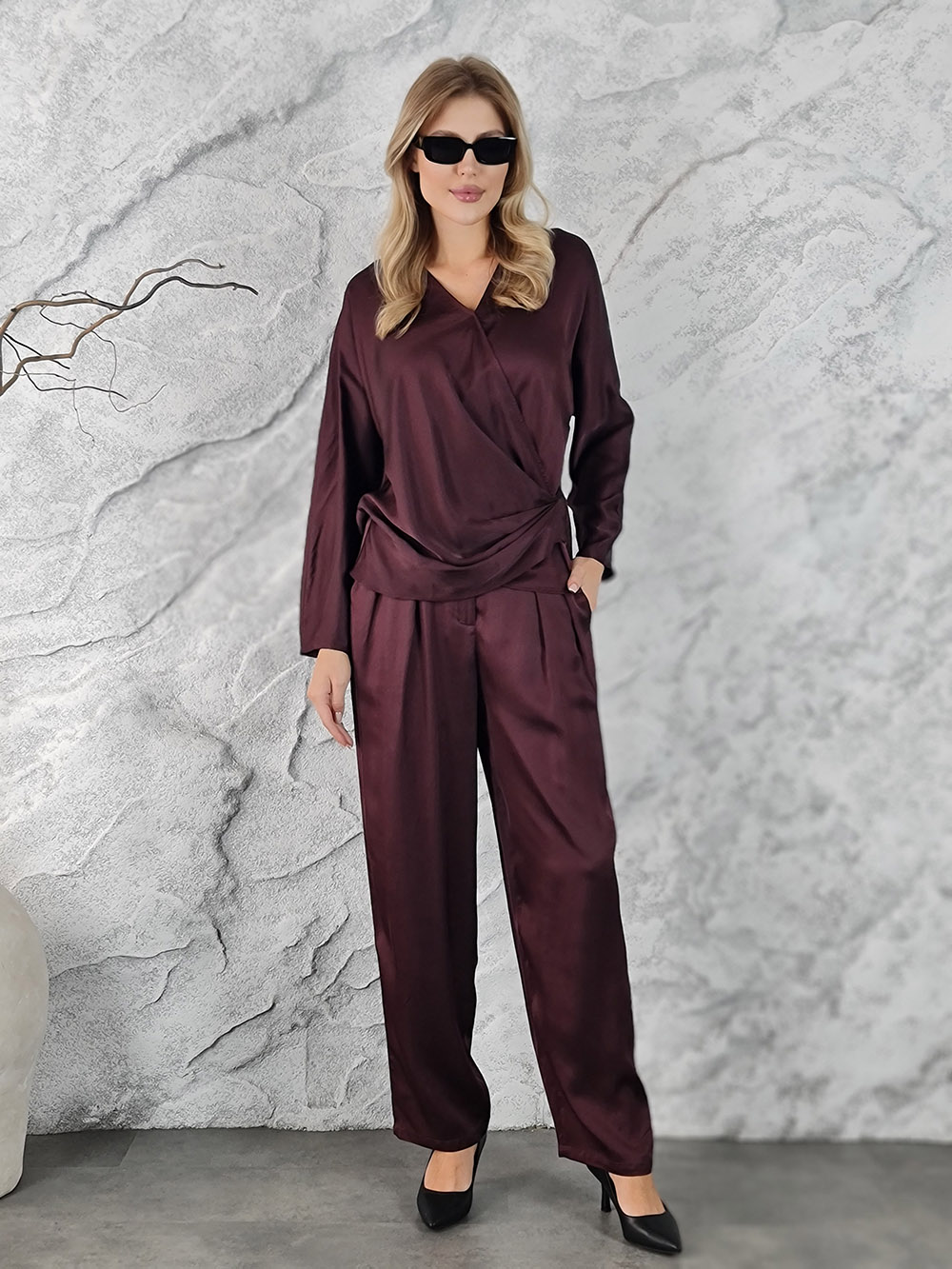 Костюм CLOTHÉ атласный блузка v-вырез длинный рукав брюки винный, фотография №1