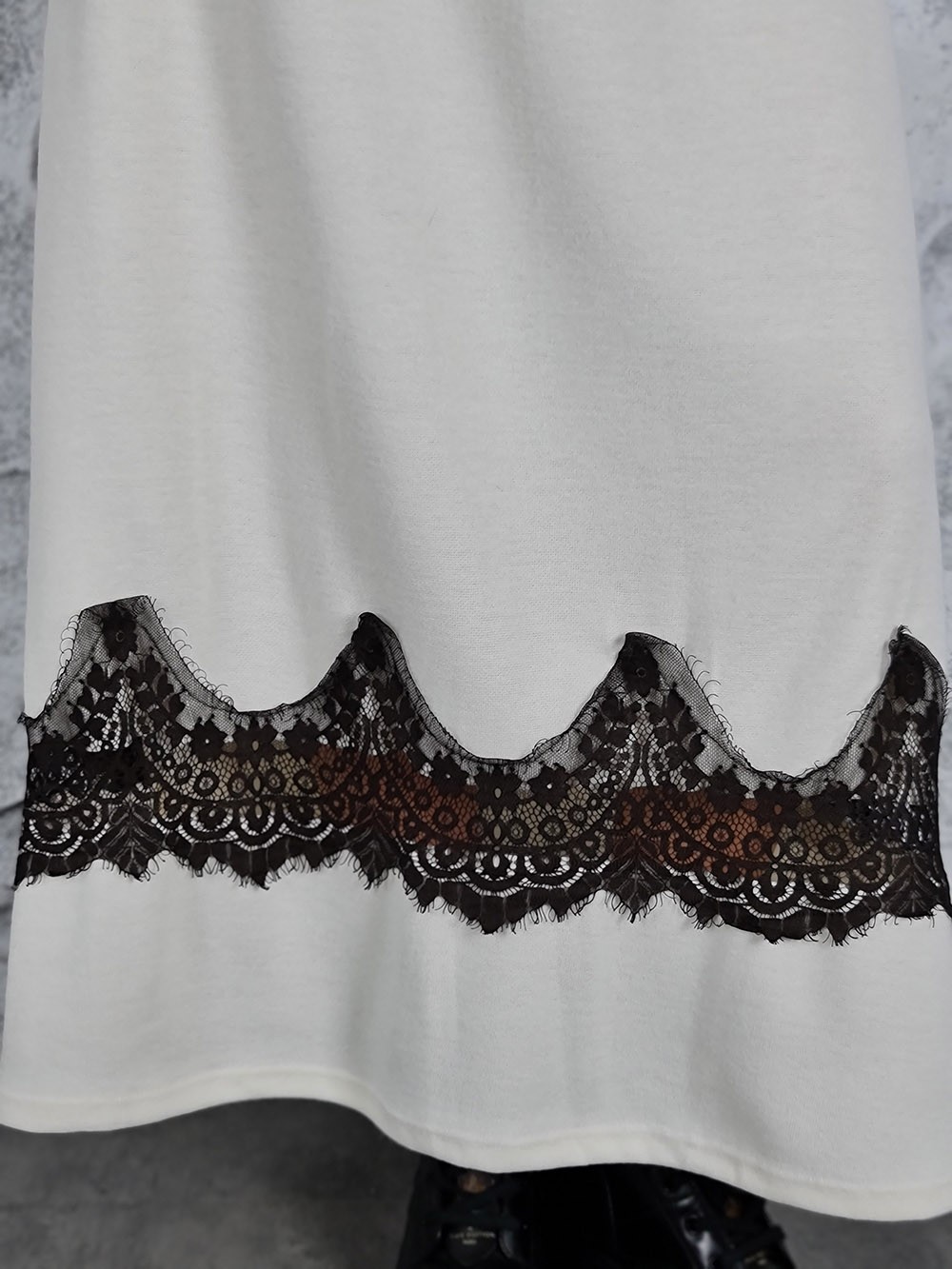 Костюм Mitica&Co. юбка свитшот с шоколадным кружевом и камнями на вороте молочный, фотография №2