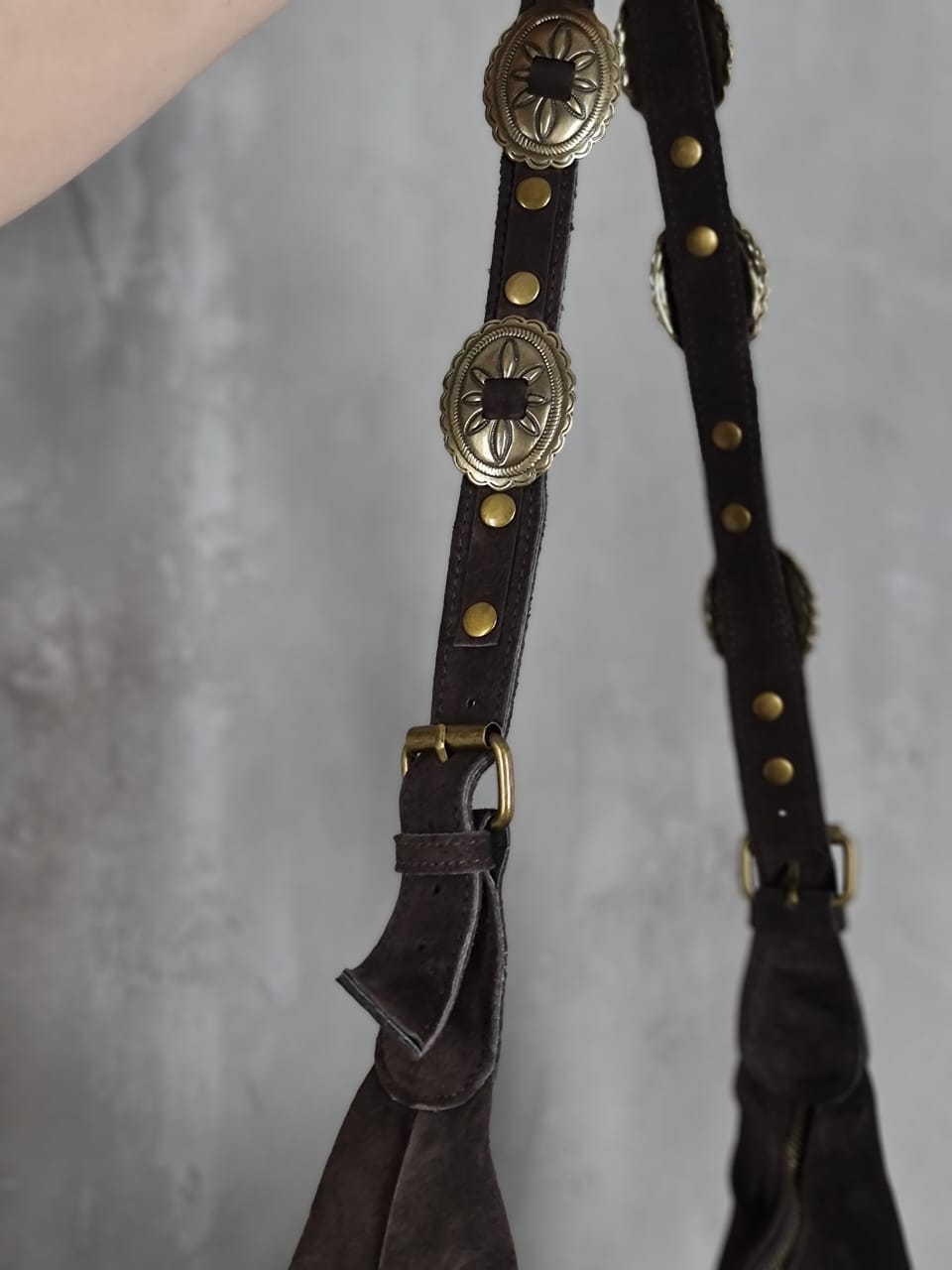 Сумка с бахромой и золотыми деталями шоколад, фотография №3