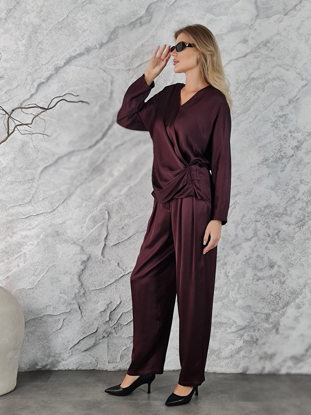 Костюм CLOTHÉ атласный блузка v-вырез длинный рукав брюки винный, фотография №3