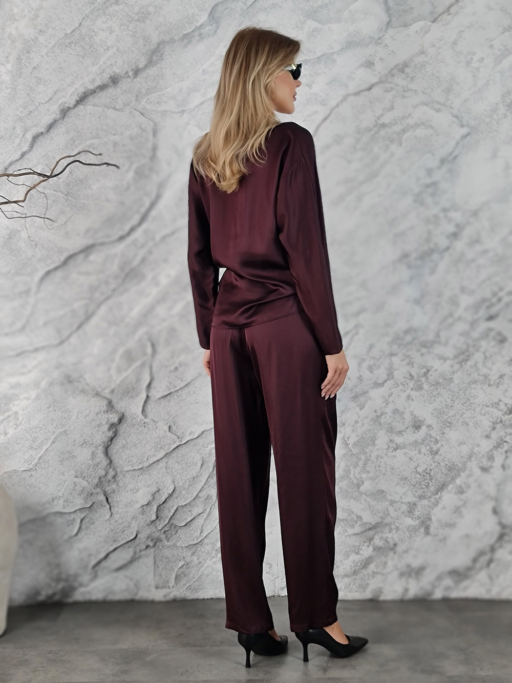 Костюм CLOTHÉ атласный блузка v-вырез длинный рукав брюки винный, фотография №5