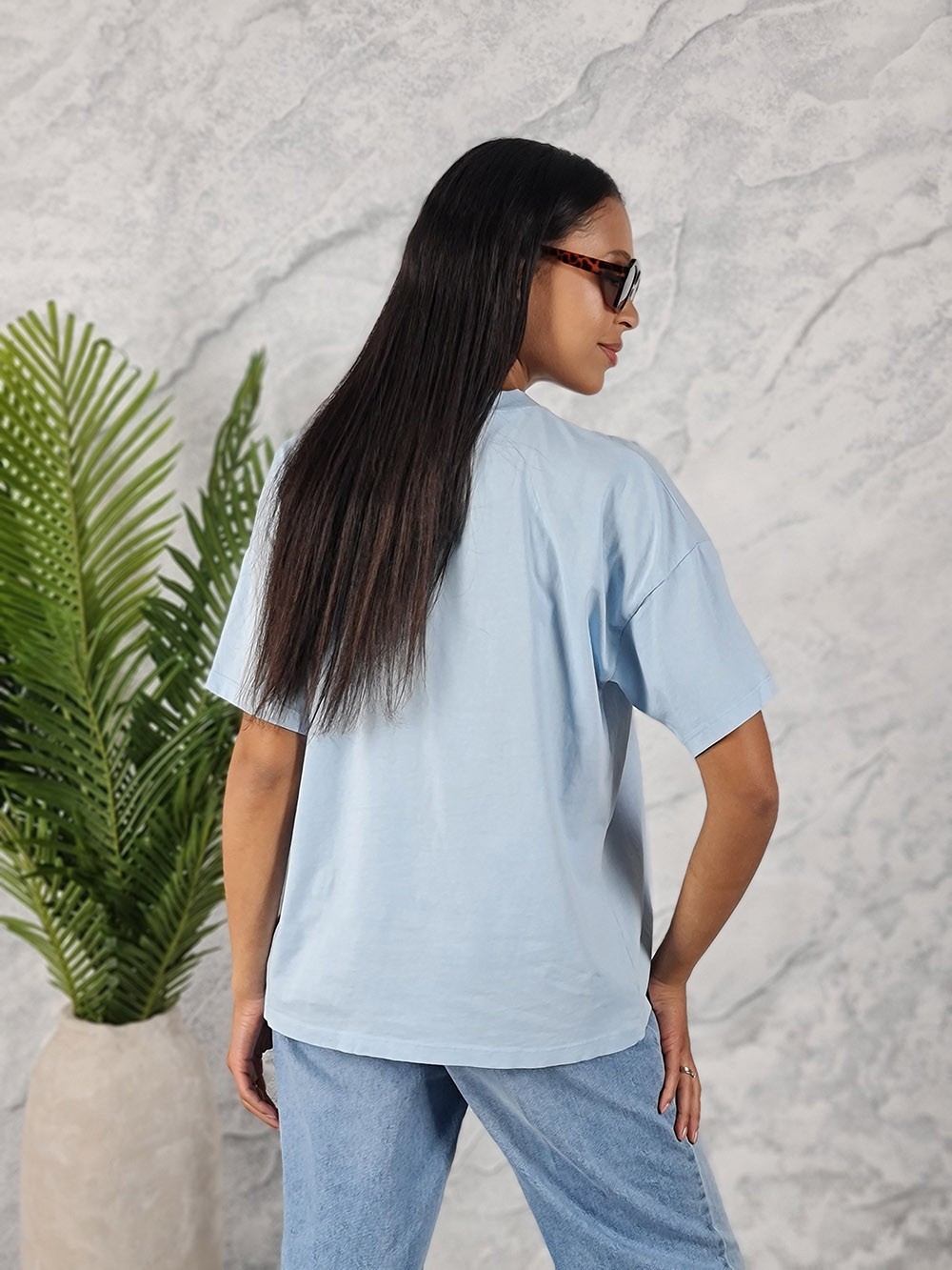 Футболка Vicolo базовая свободного кроя с широким воротом голубая, фотография №3