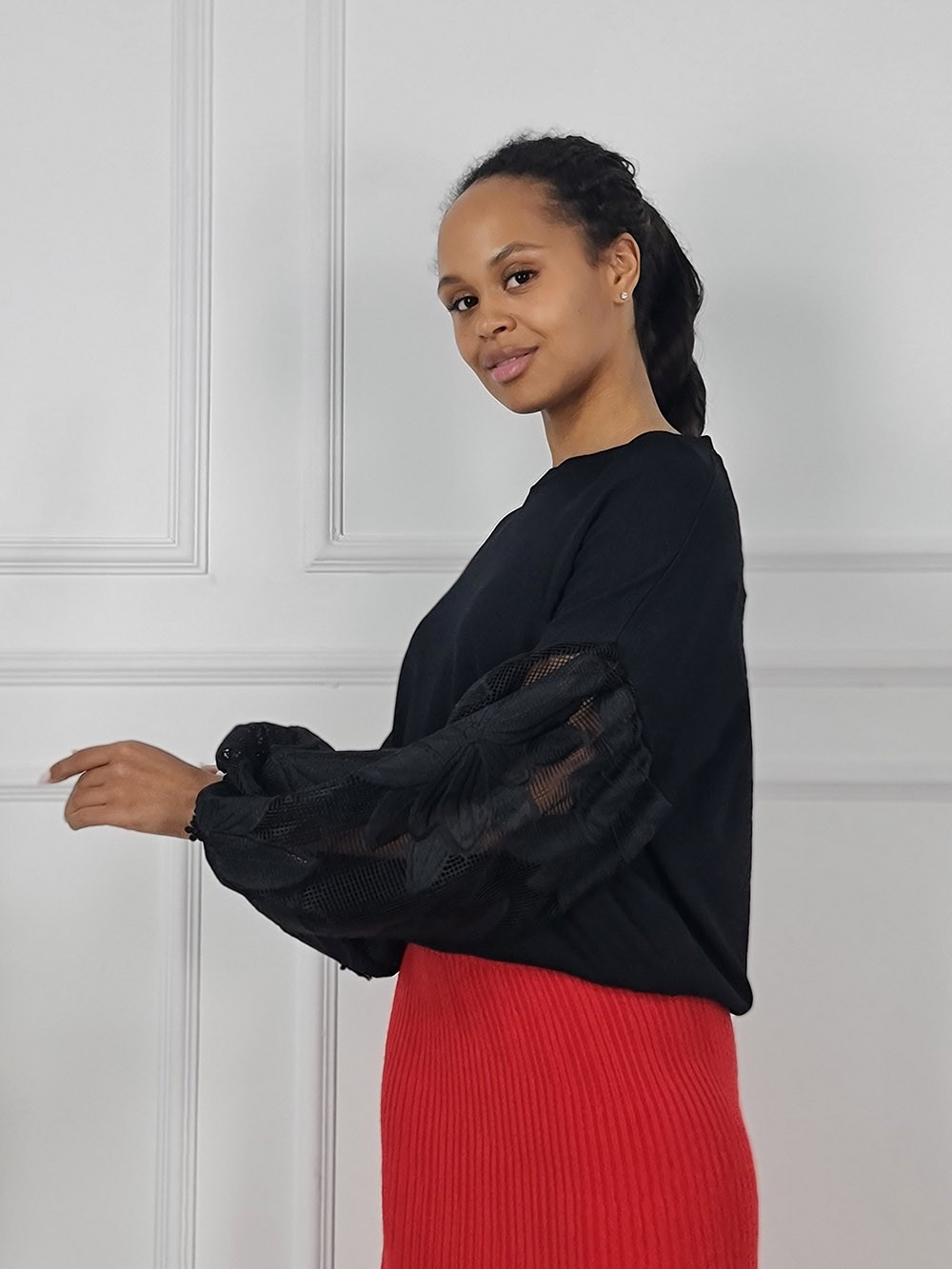 Джемпер BEAUTY WOMEN с вышивкой на рукавах черный , фотография №2