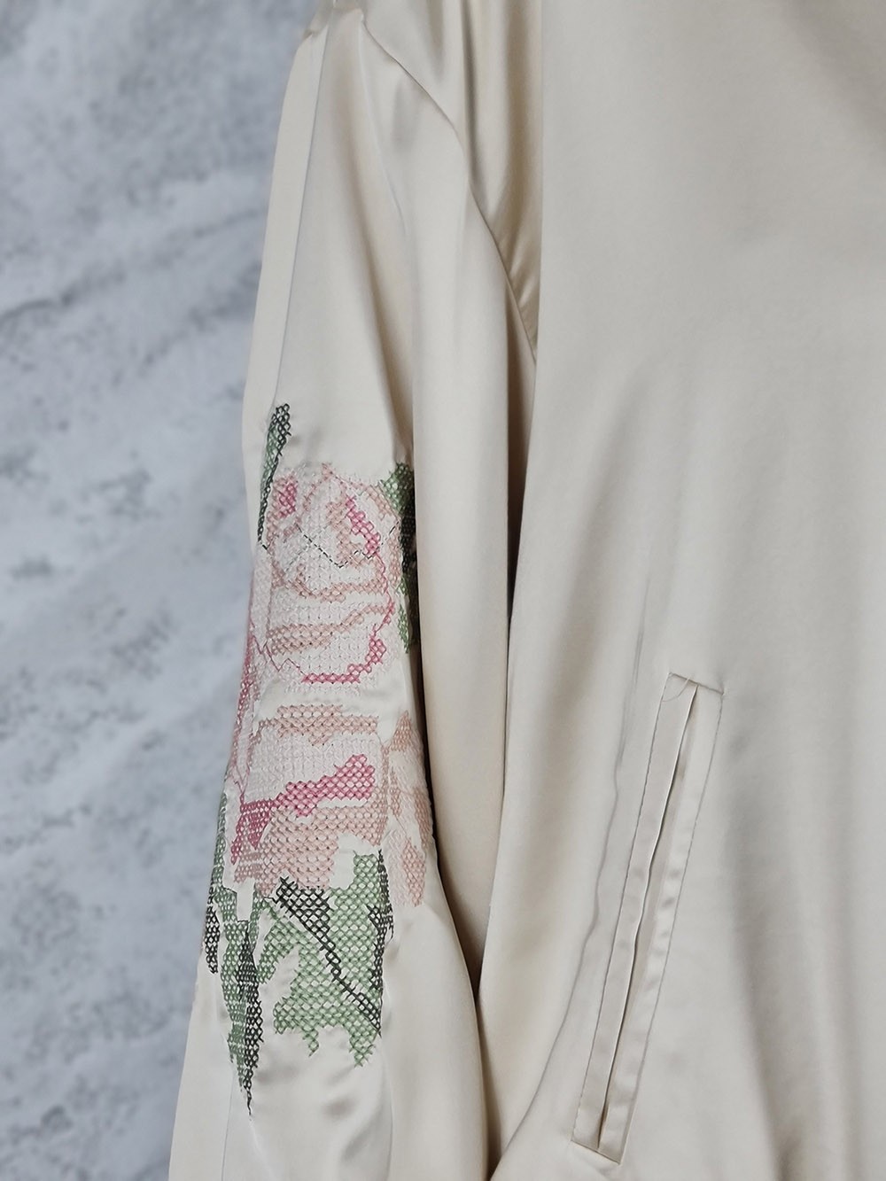 Бомбер MIHO'S атласный с вышивкой цветы на рукавах молочный, фотография №3