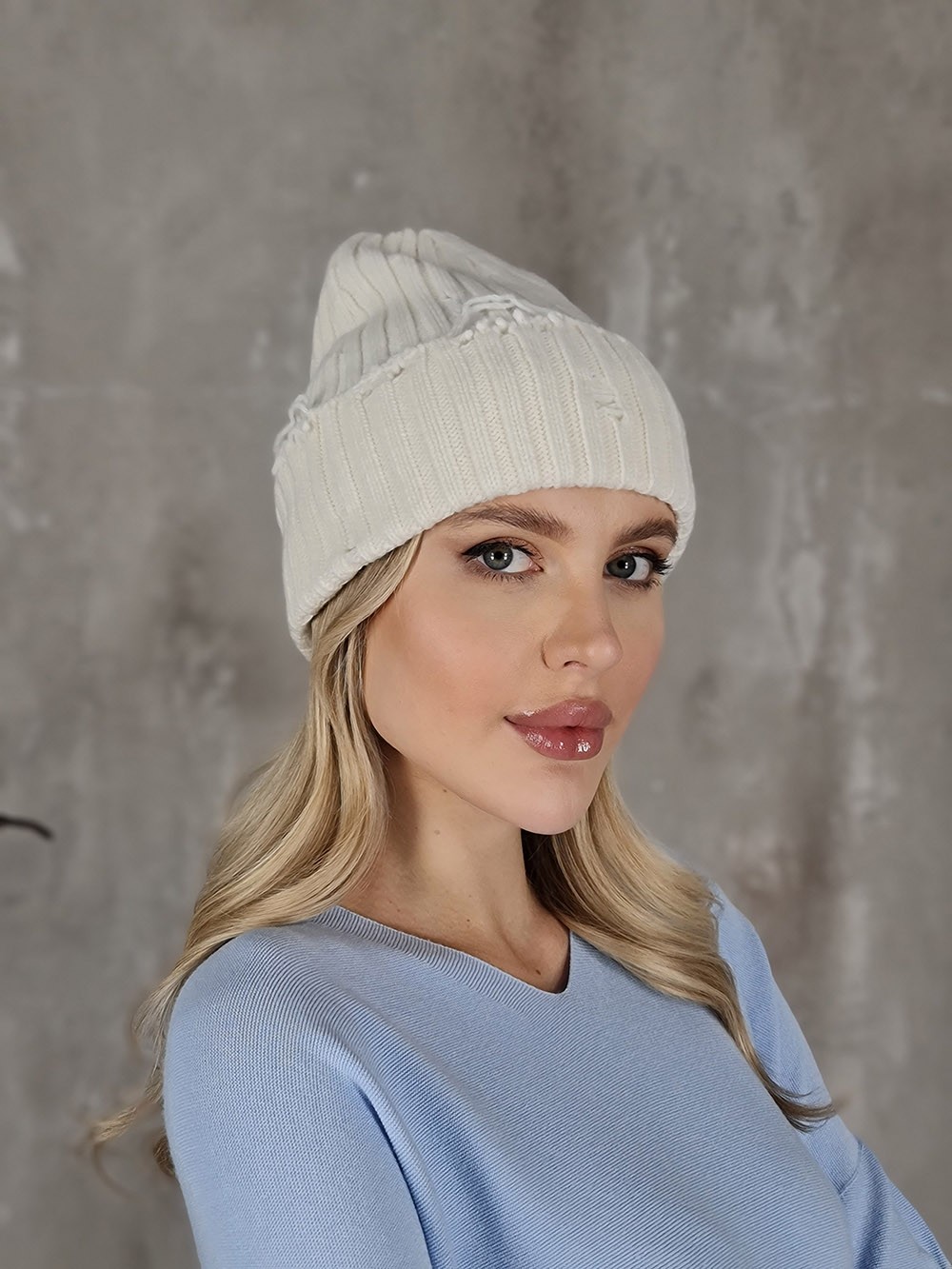 Шапка Vicolo с потёртостями белая , фотография №3