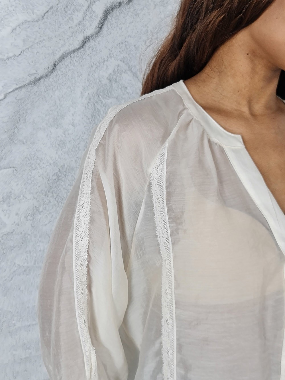 Блузка MIHO'S v вырез кружевные полоски кремовая, фотография №2