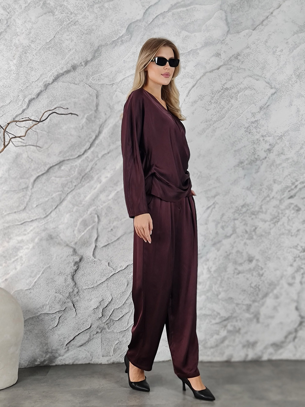 Костюм CLOTHÉ атласный блузка v-вырез длинный рукав брюки винный, фотография №2