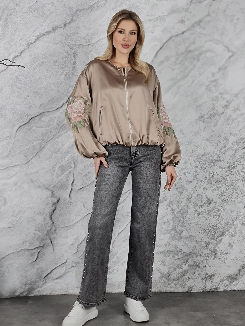 Бомбер MIHO'S атласный с вышивкой цветы на рукавах бежевый, фотография №2