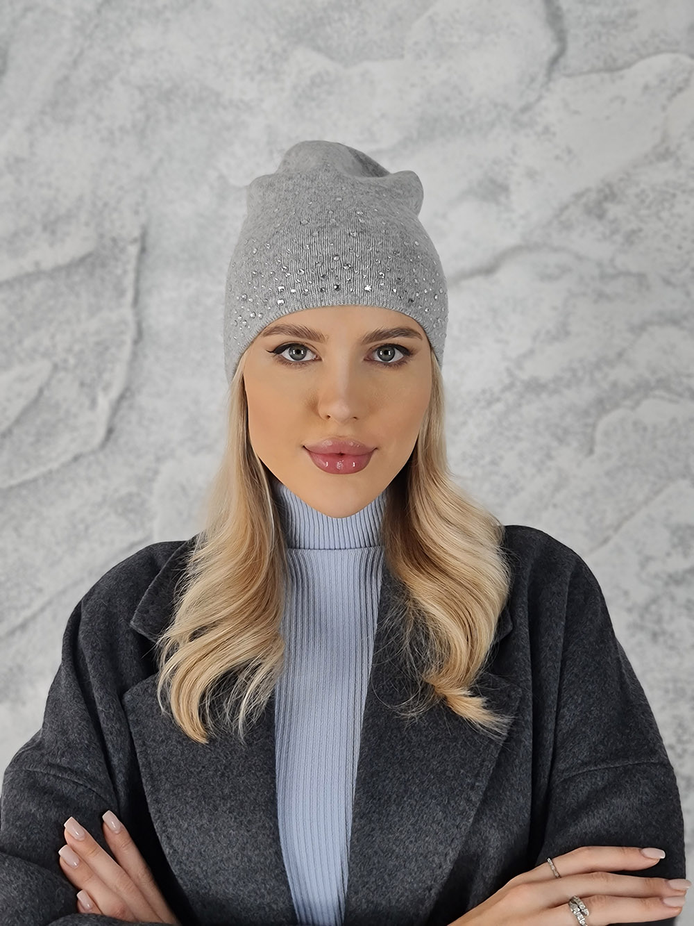 Шапка тонкая Mondana со стразами серая, фотография №1