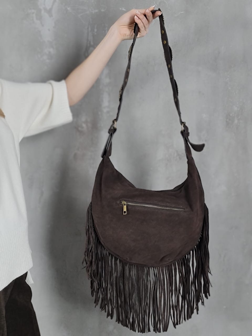 Сумка с бахромой и золотыми деталями шоколад, фотография №4