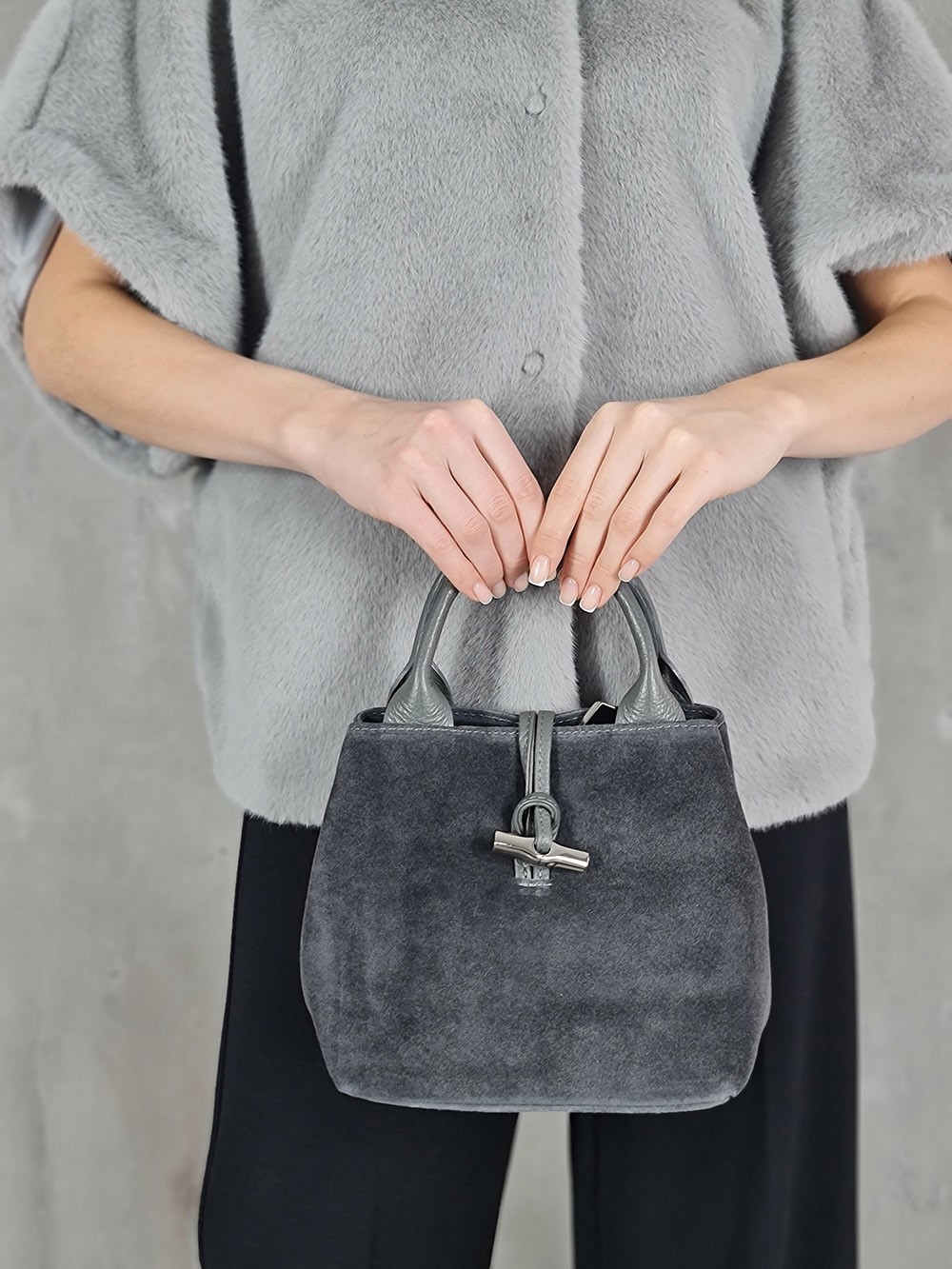 Сумка маленькая с серебряным декором серая, фотография №4