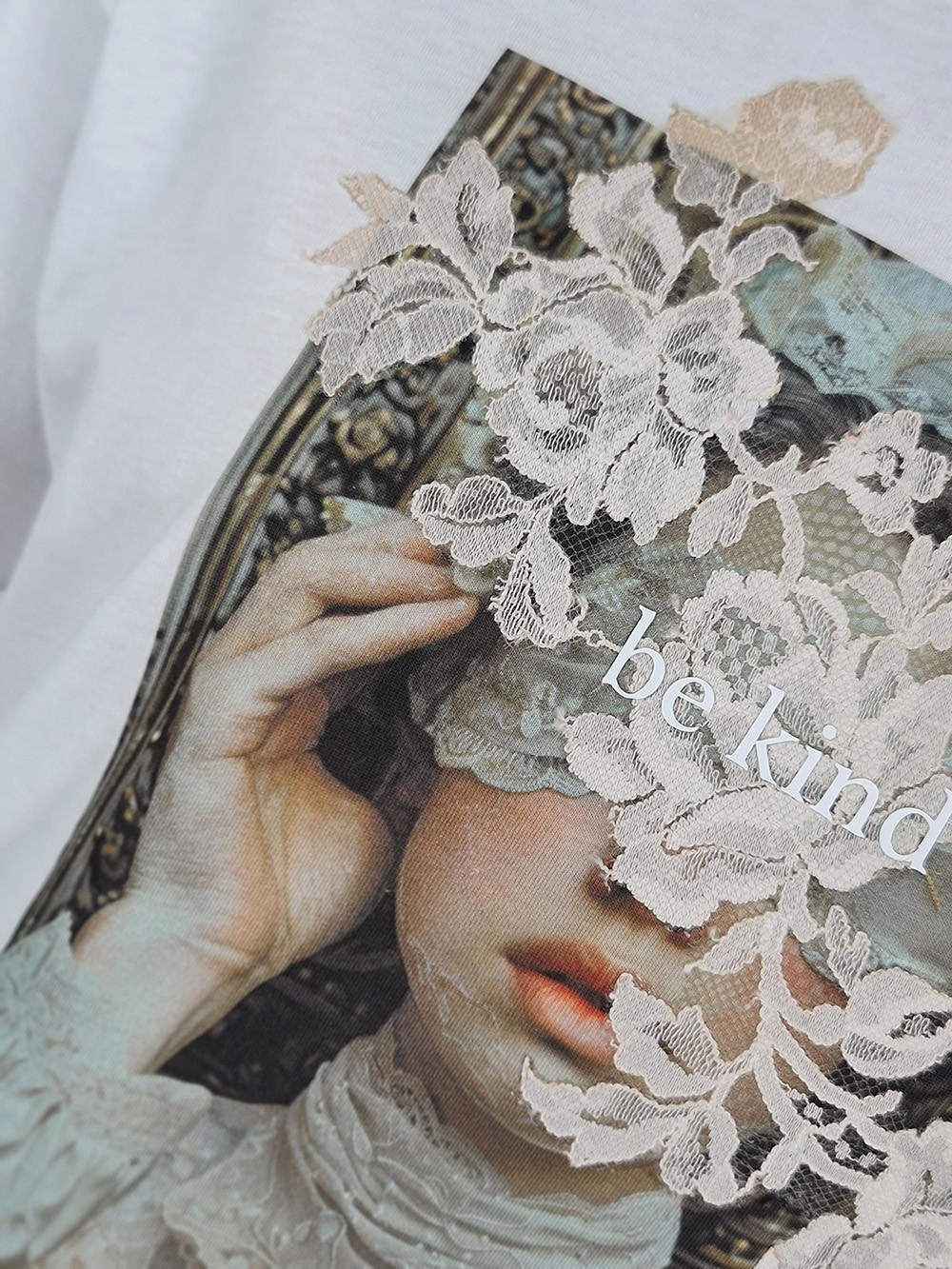 Футболка Imperial с принтом "лицо девушки с кружевом" белая, фотография №5