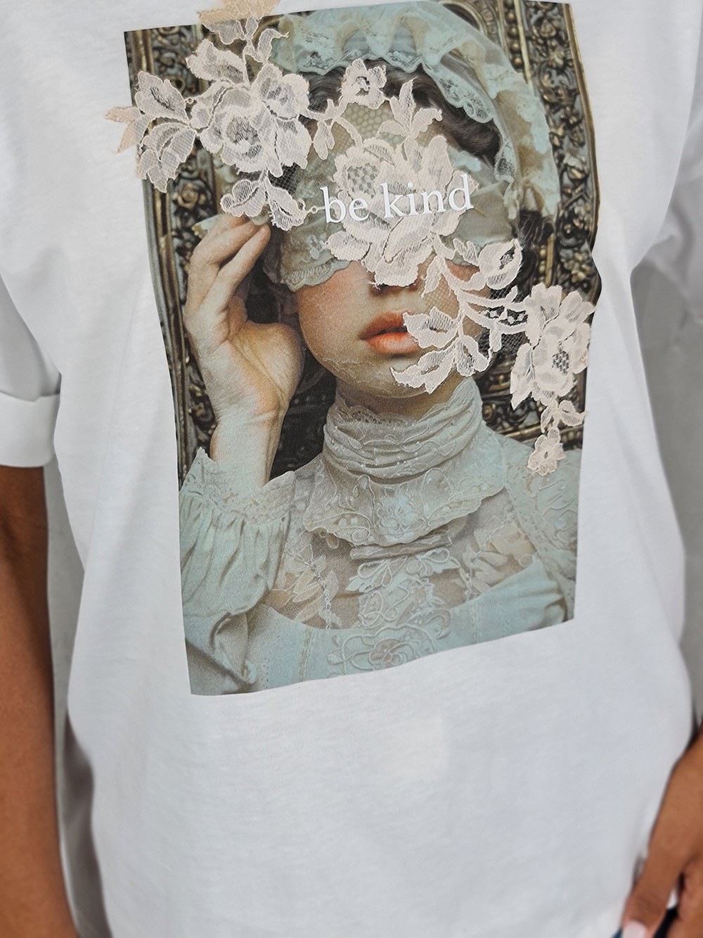 Футболка Imperial с принтом "лицо девушки с кружевом" белая, фотография №4