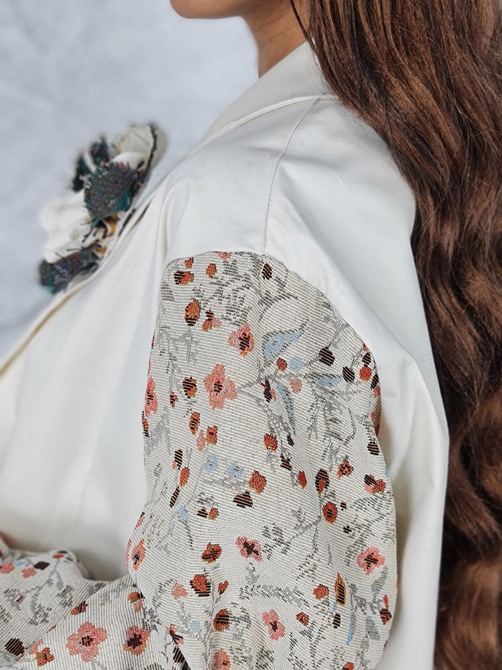 Пиджак MIHO'S с брошью и принтом цветы на рукавах молочный, фотография №3