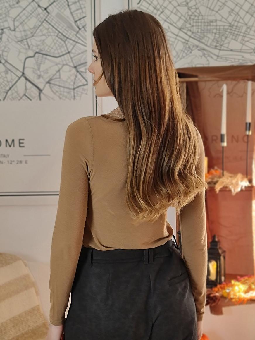 Лонгслив Cashmere Blend с кружевом на груди и кашемиром карамельный, фотография №3