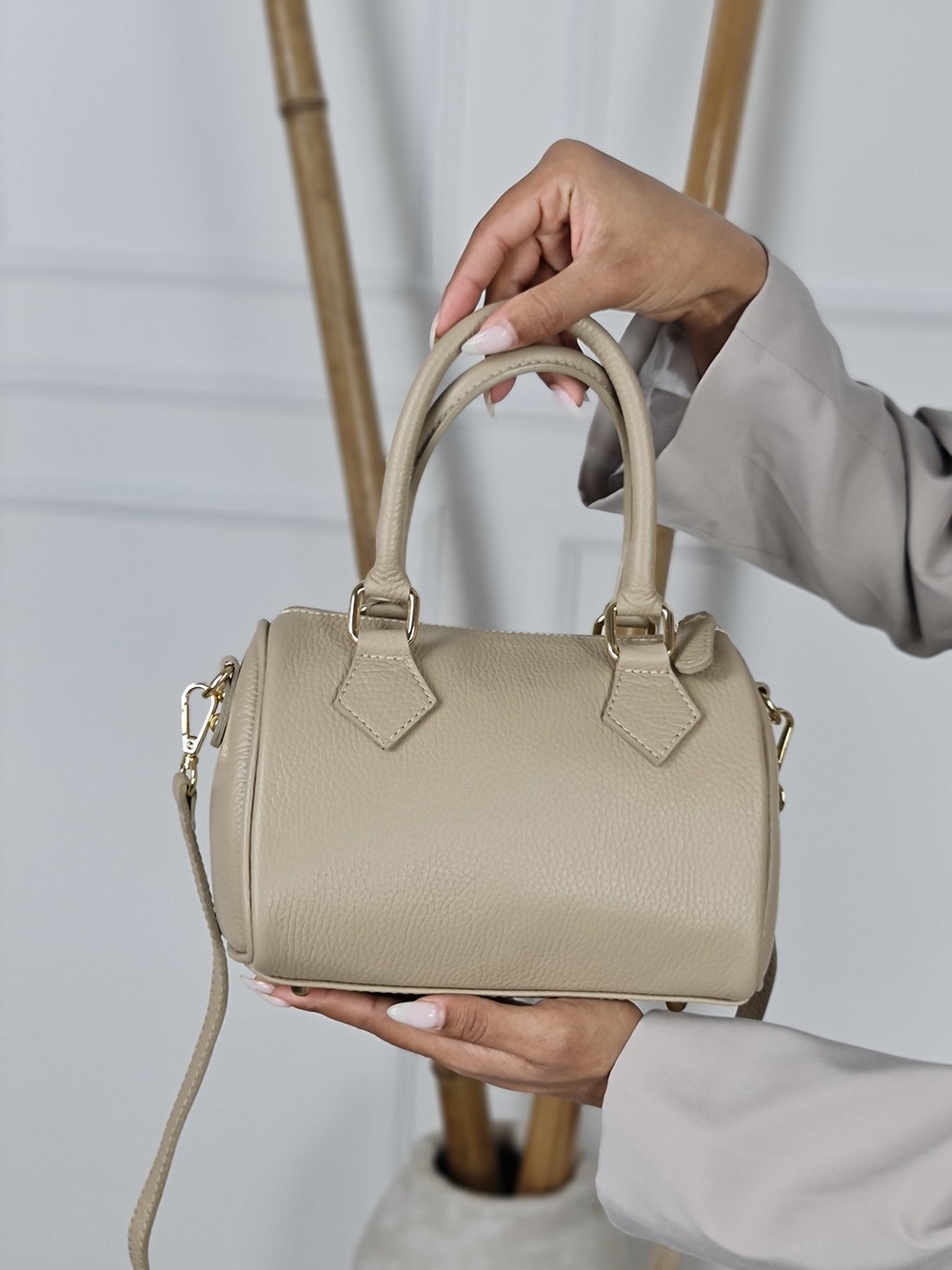 Сумка из натуральной кожи с золотой молнией маленькая бежевая, фотография №4