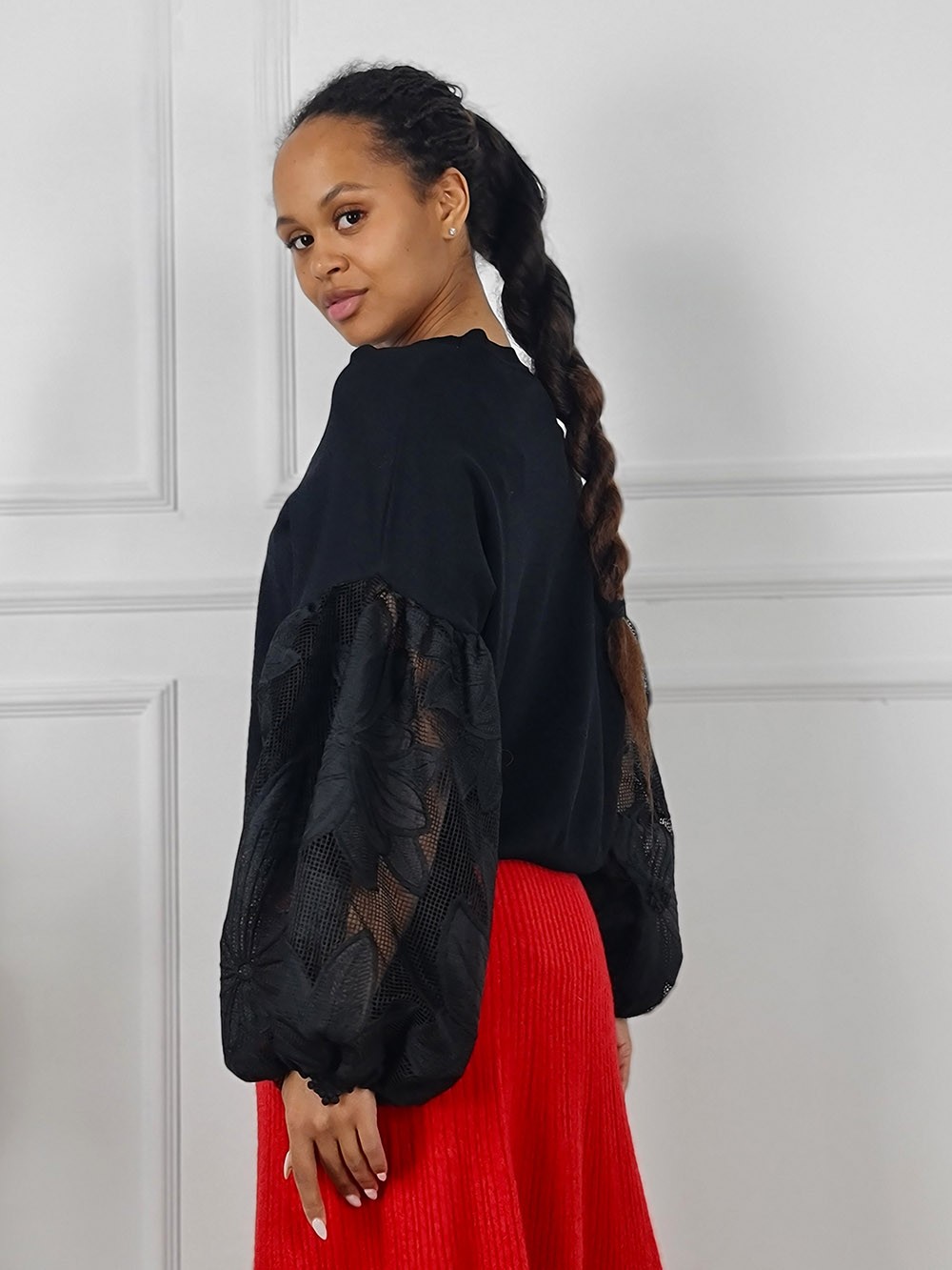 Джемпер BEAUTY WOMEN с вышивкой на рукавах черный , фотография №3