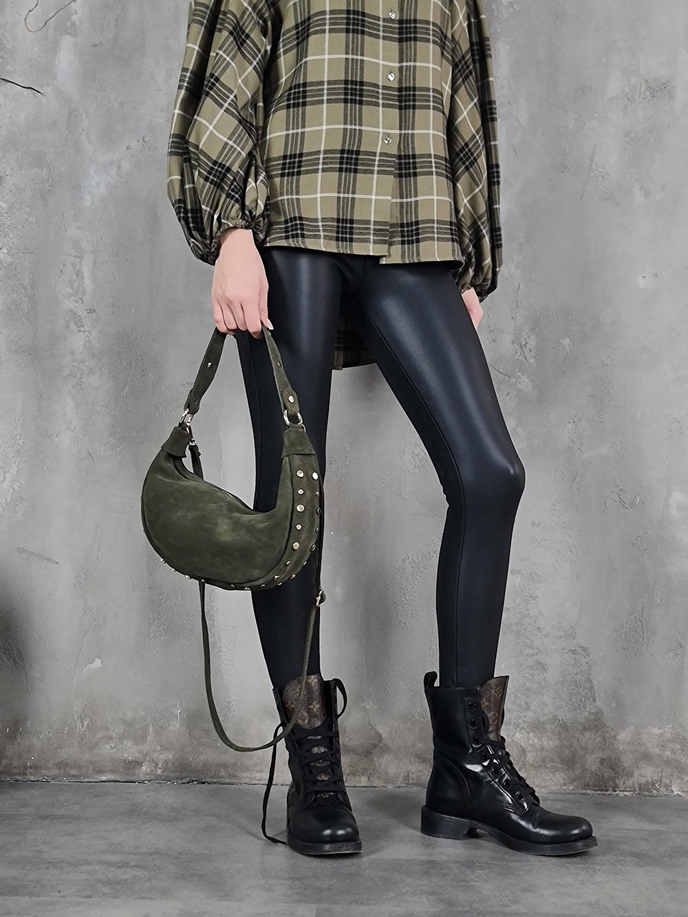 Сумка с золотыми заклепками хаки, фотография №5