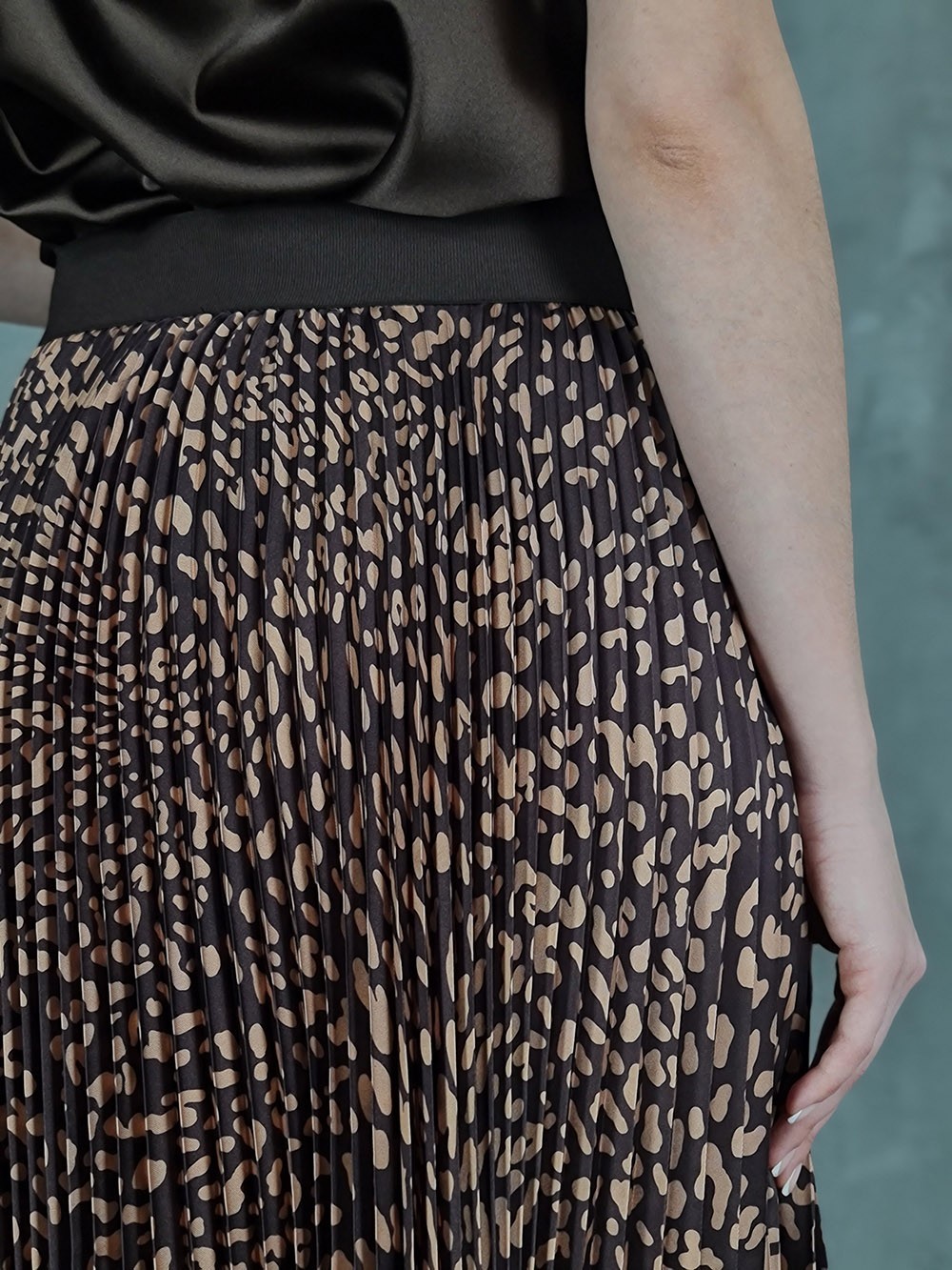 Юбка Imperial на резинке атласная плиссе с пятнистым принтом шоколад, фотография №4