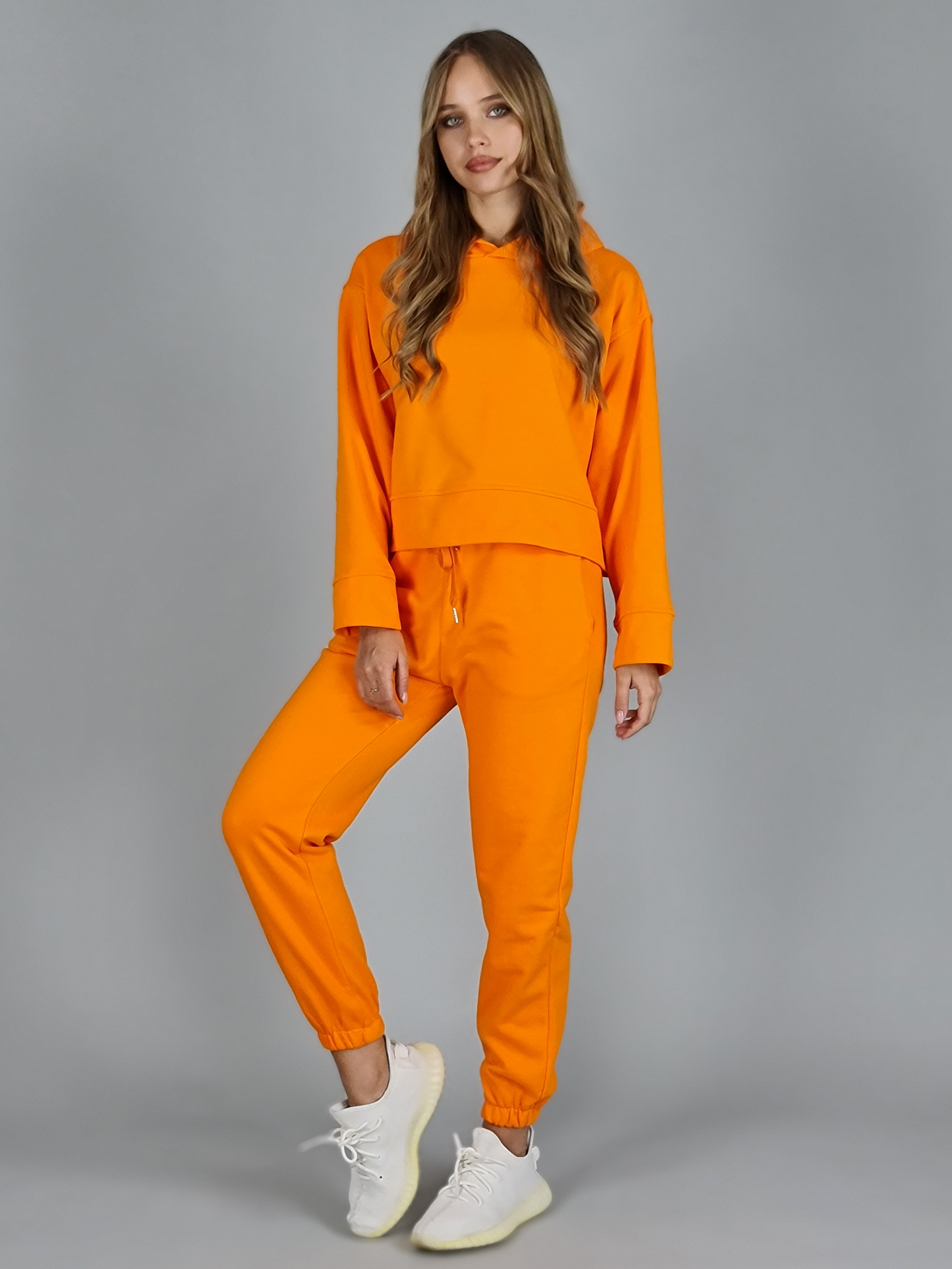 Оранжевый спортивный костюм женский. Ярко оранжевый спортивный костюм. Ярко оранжевый спортивный костюм женский.